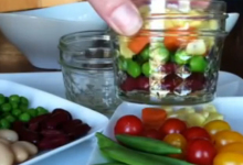 healthy school lunch idea: rainbow salad jars