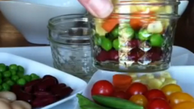 healthy school lunch idea: rainbow salad jars